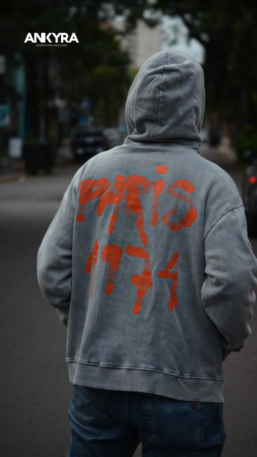 Buzo canguro oversize Paris 1974 de Ankyra