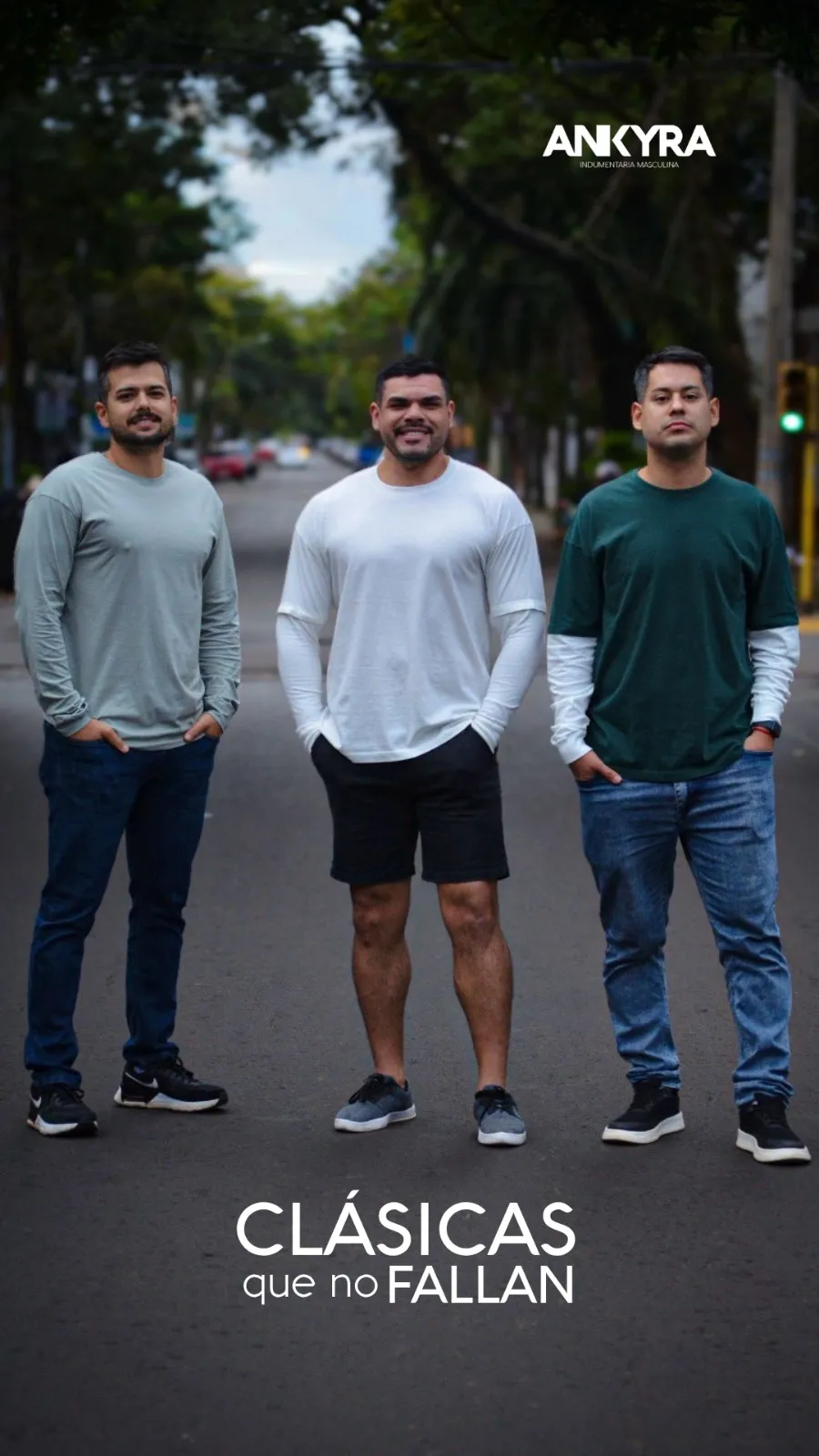 Tres modelos con remeras Ankyra en la calle